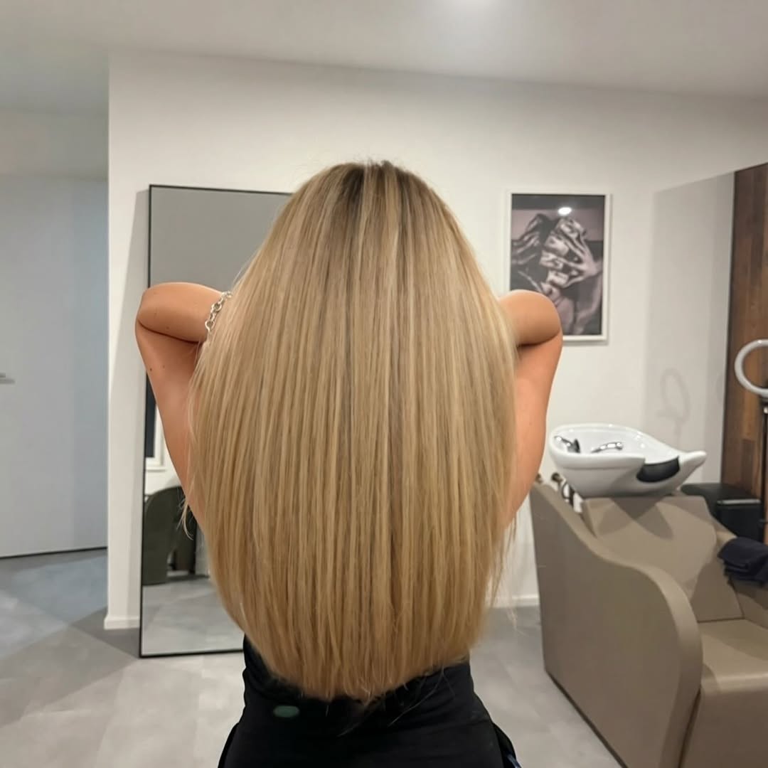 Langes blondes Haar im Salon