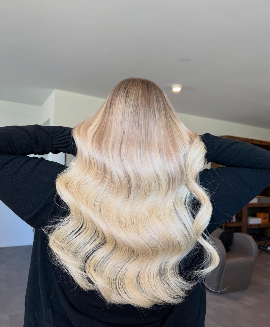Helles blondes Haar mit großen Wellen