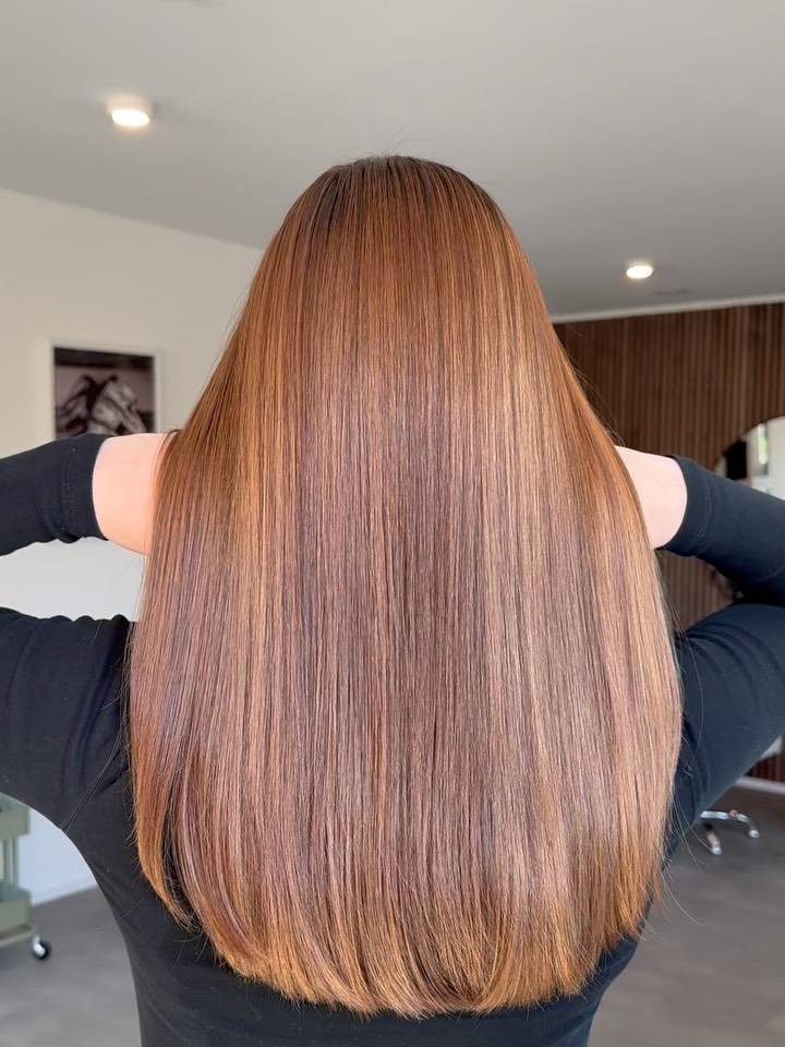 Langes kupferbraunes Haar mit glattem Finish